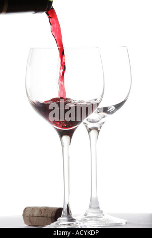 Versando il vino rosso Foto Stock