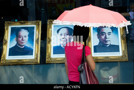 I ritratti di tre famosi politici cinesi in vetrina sulla famosa Wangfujing Street nel centro di Pechino 2007 Foto Stock