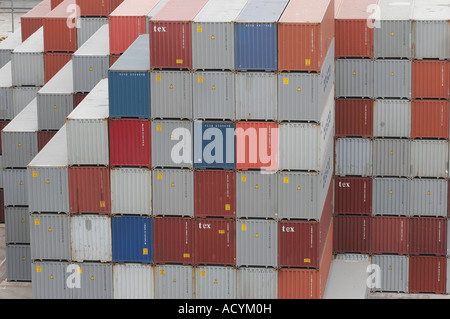 Contenitore pila di quaranta piedi scatole in terminal container di Kwai Chung in Hong Kong, il più grande del mondo di contenitore porta Foto Stock