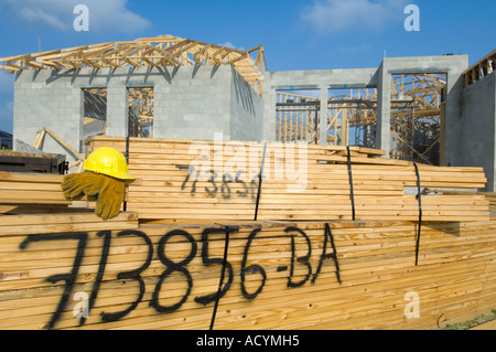 Legname impilati fino al cantiere per la costruzione di casa Foto Stock