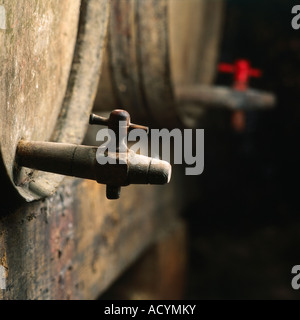 Vecchia botte di vino con l'invecchiamento del vino in una cantina vigneto cantina in Francia Foto Stock