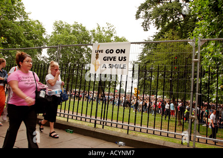 Le persone che si recano al Live 8 concerto in Hyde Park di Londra il 2 Luglio 2005 Foto Stock