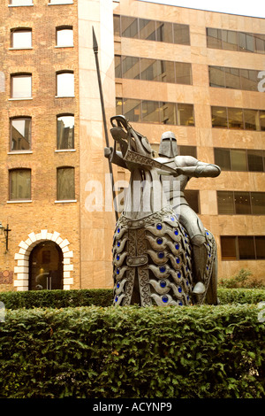 Il Cnihtengild statua in Cutlers Gardens rinnovato del XVIII secolo i magazzini della East India Company in London Inghilterra England Foto Stock