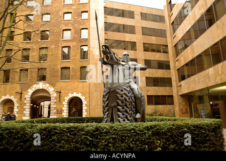 Il Cnihtengild statua in Cutlers Gardens rinnovato del XVIII secolo i magazzini della East India Company in London Inghilterra England Foto Stock