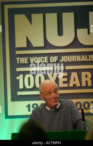 Tony Benn ex MP e giornalista XII 15 aprile 2007 Unione Nazionale dei Giornalisti annuale riunione delegato Holiday Inn Birmingham Foto Stock