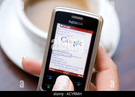 Navigazione sul sito Web di Google Internet sul telefono cellulare Nokia Foto Stock