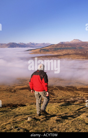 Guardando verso il basso su una nebbia riempito Loch Lomond dalla collina conica di Ben Lomond è in sfondo a destra Foto Stock