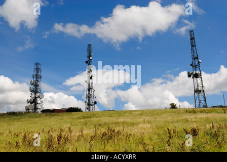 Montanti di comunicazioni sulla sommità della collina Eddisbury Foto Stock