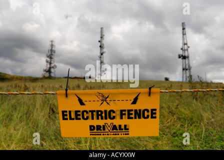 Montante di comunicazioni e recinto elettrico sulla parte superiore della collina Eddisbury, Delamere Forest, nel Cheshire Foto Stock