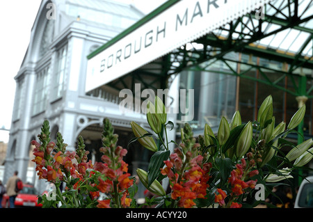 Vista dell'ingresso al quartiere alla moda di Borough Market vicino al London Bridge nel centro di Londra Foto Stock