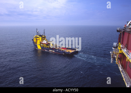 Mare del Nord recipiente di alimentazione di supporto operazioni offshore nell'industria petrolifera e del gas Foto Stock
