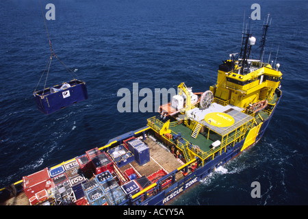Mare del Nord recipiente di alimentazione di supporto operazioni offshore nell'industria del petrolio e del gas di effettuare lavori di coperta Foto Stock