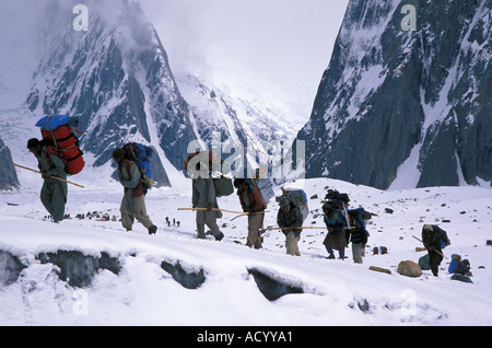 Balti facchini arrampicate nella neve K2 Pakistan Foto Stock