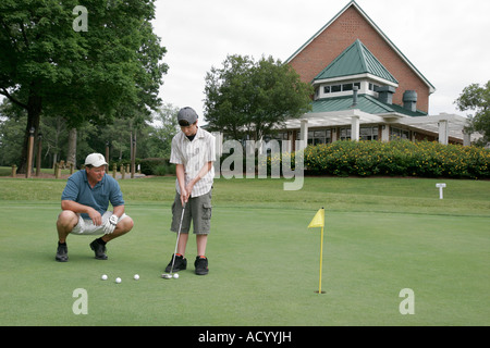 Newport News Virginia, Golf Club a Deer Run, putting green, padre, genitori, figlio, AIM, buca, clubhouse, VA070615082 Foto Stock