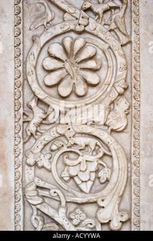 Salerno, Campania, Italia. Cattedrale di San Matteo. Fondata 845, ricostruita 1076-85. Dettaglio di marmo scolpito dalla porta principale Foto Stock