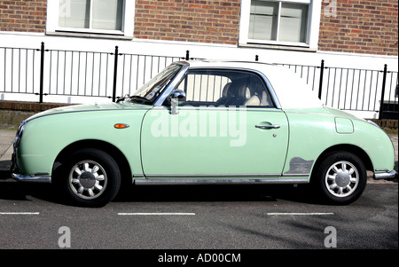 In stile retrò giapponese Figaro auto parcheggiate sulla strada di Londra Foto Stock