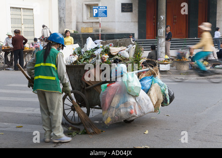 Femmina pulitore street Hanoi Vietnam Foto Stock