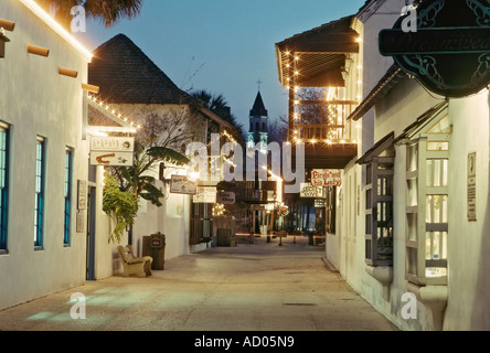 Sezione Storica di St George Street con decorazioni di Natale di notte a St Augustine, Florida USA Foto Stock