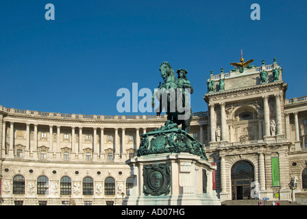 Vienna, Austria. Hofburg: Statua equestre del principe Eugene di Savoia (1663–1736) di fronte a Neue Burg (1865, di Anton Dominik Fernkorn) Foto Stock