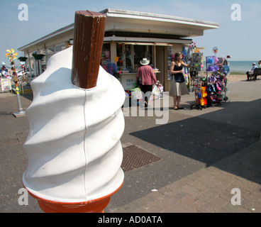 Di plastica grande cono gelato a Seaside Resort Foto Stock