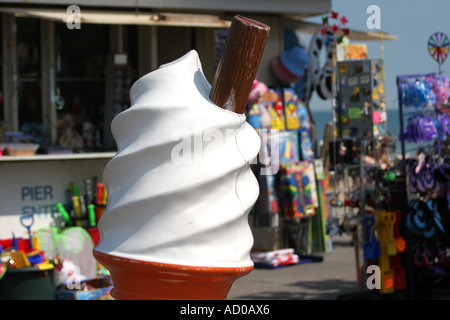 Plastica cono gelato a Seaside Resort Foto Stock