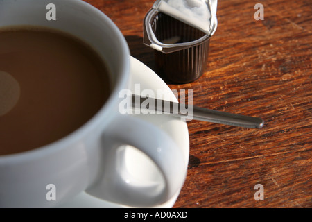 Caffè incompiuto sul tavolo del bar Foto Stock