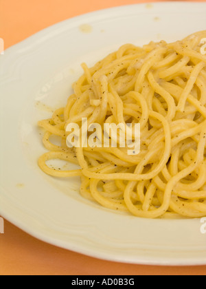 Spaghetti alla carbonara con il formaggio e il pepe, Roma, Italia, UE Foto Stock