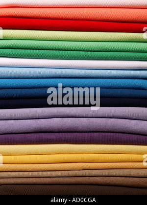 Pila pila di cotone pique poloshirts mens in colori assortiti Foto Stock