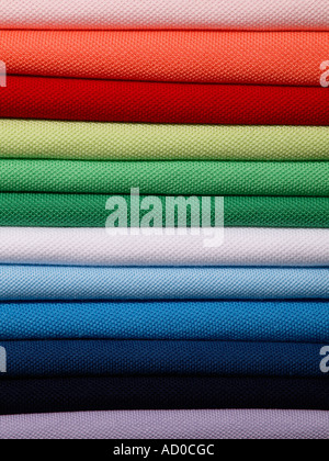Pila pila di cotone pique poloshirts mens in vari colori Foto Stock