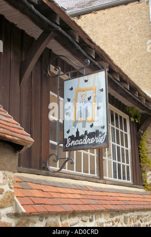 Segno Encadrerie sul workshop di artisti nel villaggio di Gargilesse in Francia centrale Foto Stock