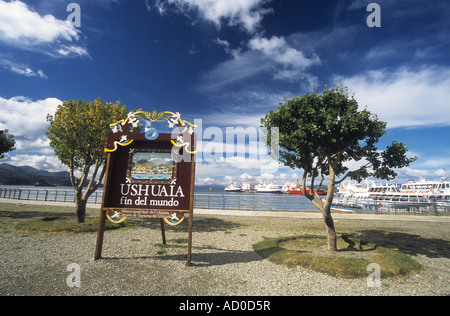 "La Fine del mondo" segno e Beagle Channel in background, Ushuaia, Argentina Foto Stock