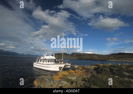 Imbarcazione da crociera turistica ormeggiata nel canale di Beagle, Tierra del Fuego Argentina Foto Stock