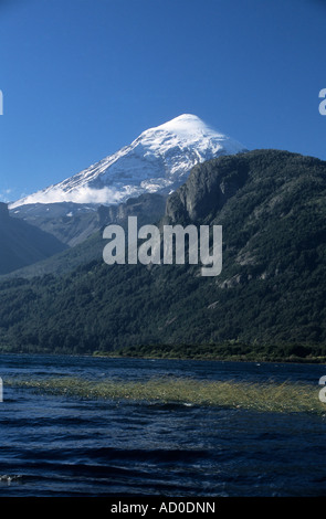 Lago Paimun e Lanin vulcano Lanin National Park, Neuquen Provincia, Argentina Foto Stock