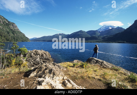 Trekker guardando a vista sul lago Paimun al vulcano Lanin, Lanin National Park, Neuquen Provincia, Argentina Foto Stock