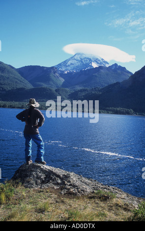 Trekker guardando a vista sul lago Paimun al vulcano Lanin, Lanin National Park, Neuquen Provincia, Argentina Foto Stock