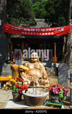 Un Dorato statua del Buddha al Tempio Shaolin Kung Fu luogo di nascita di arti marziali Shaolin nella provincia di Henan in Cina Foto Stock