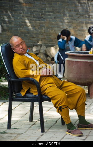 Un sonno monaco presso il Tempio Shaolin Kung Fu luogo di nascita di arti marziali Shaolin nella provincia di Henan in Cina Foto Stock