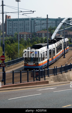 Supertram di Sheffield passando su Commercial Street Bridge Foto Stock