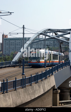 Supertram di Sheffield passando su Commercial Street Bridge Foto Stock