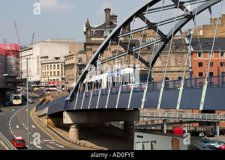 Supertram di Sheffield passando su Commercial Street Bridge Foto Stock