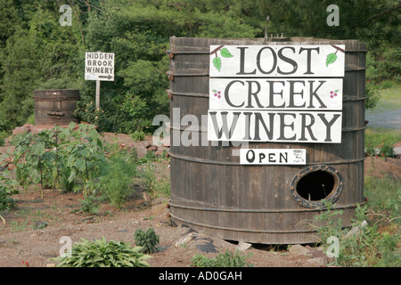 Virginia Loudoun County, Lucketts, Lost Creek Winery, Hidden Brook Winery, cartello, ingresso, fronte, barile, VA070618048 Foto Stock