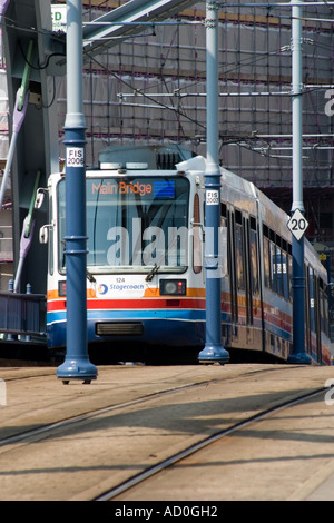 Supertram di Sheffield passando su Commercial Street Bridge Foto Stock