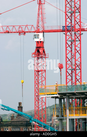 Gru a torre per ponteggi e costruzione edilizia Sheffield Centre Foto Stock