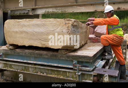 La misurazione di una lastra di pietra estrazione prima del taglio a Chilmark cava, REGNO UNITO Foto Stock