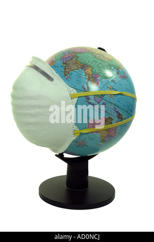 Globo con maschera facciale come symbolf per inquinamento atmosferico Foto Stock