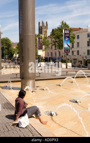 Inghilterra Bristol Old City Centre Promenade donna fontana piedi di raffreddamento in acqua Foto Stock