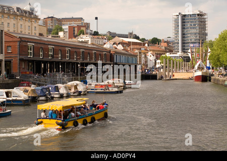 In inghilterra il porto di Bristol ferry avvicinando Bordeaux Quay e spartiacque Foto Stock