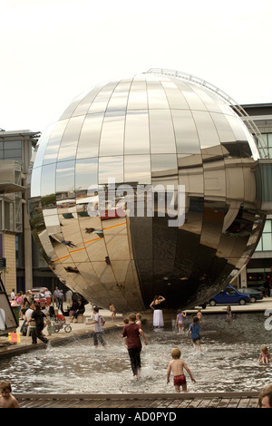 Inghilterra Bristol Millennium Square bambini il raffreddamento in funzione dell'acqua al di sotto del globo lucido Foto Stock