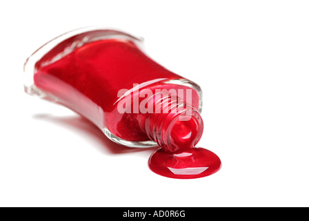 Rosso smalto per unghie fuoriuscita da una bottiglia Foto Stock