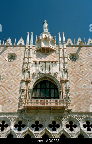 Un balcone sul fantastico facciata del Palazzo dei Dogi su Piazza San Marco, Venezia, Italia Foto Stock
